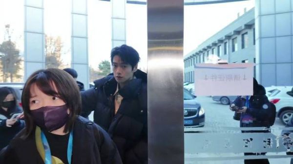 魏大勋亮相网络视听盛典后台,帅气松弛引期待