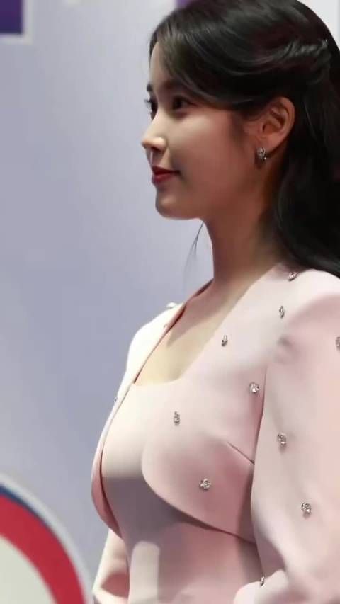 iu李知恩 穿粉色的IU看起來少女心十足