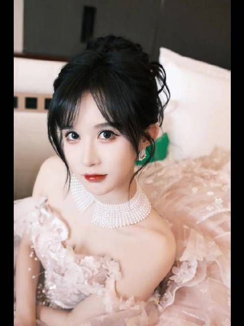 段艺璇粉白渐变蓬蓬裙亮相，褶皱纹理似炸虾片