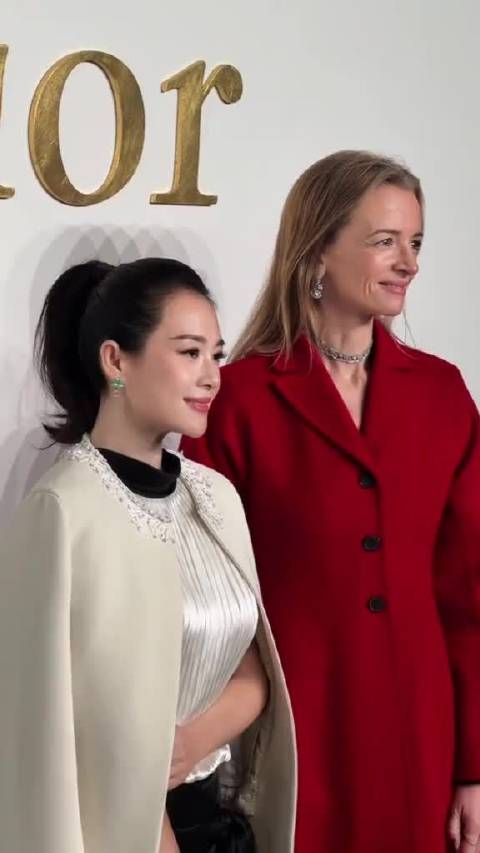 章子怡好像年轻了20岁，皮肤光滑到反光，让LV大公主走前头