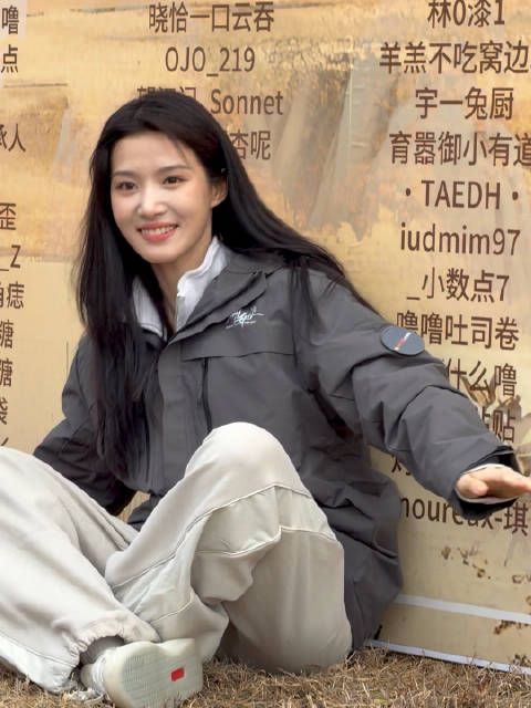 《何不同舟渡》开机,卢昱晓怕挡住粉丝名字坐地上拍照