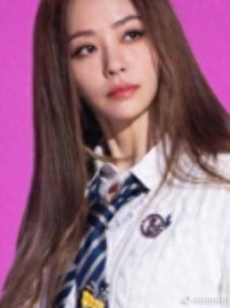 张靓颖舞台穿超短裙，黑靴衬托逆天长腿，“学姐诱惑”谁受得了？