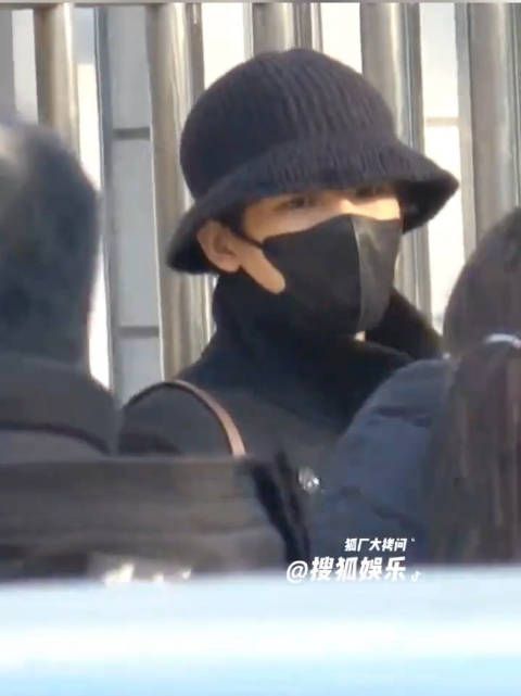 王安宇现身春晚第2次联排,全黑look造型