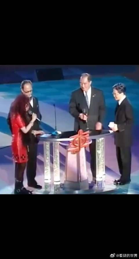 全球华人最受欢迎女歌手得主:王菲! 最爱看她领奖,酷毙了