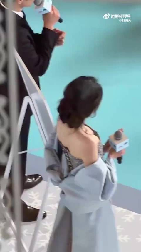 杨幂这个角度,好危险,站得高看的深