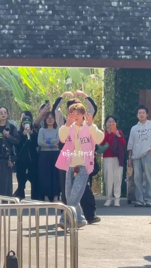 1月25日,网友分享鹿晗@M鹿M 录制五哈路透,鹿晗特意小跑出来跟粉丝打招呼