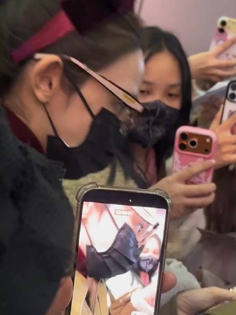 彭小苒机场温柔维护秩序,感冒仍贴心回应粉丝