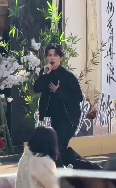 檀健次开机上哭了,哭着哭着没有流出眼泪又笑出声了,自己都蹦不住了