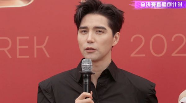 阿云嘎红毯亮相总决赛,黑衬衫喇叭裤造型吸睛