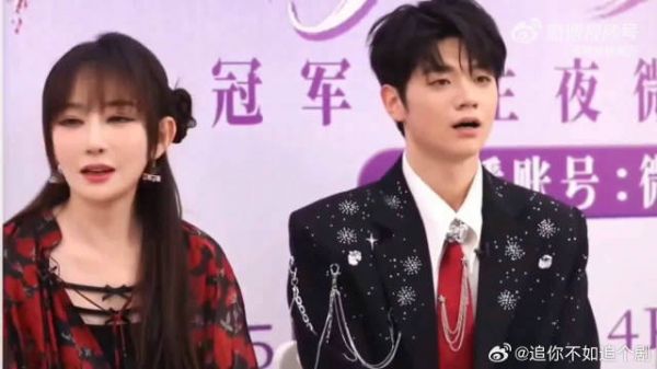 萨顶顶直播被曝打小抄，网友直呼梦回学生时代