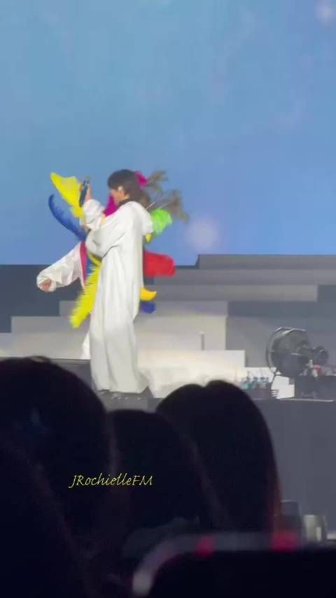 希澈给特哥戴上羽毛 Cr:jrochiellefm