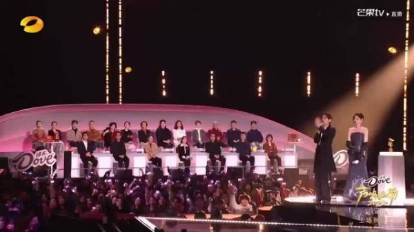 谁能拒绝华晨宇西装白花的婚礼造型?清冷独特魅力直接把人拿捏