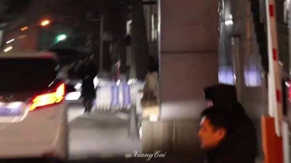 宋威龙黑风衣下班造型引热议，网友赞行走的荷尔蒙