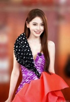 Angelababy烟熏妆颜值回勇，跳喵喵舞表情可爱