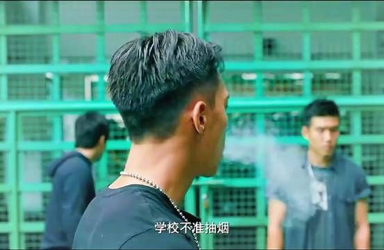 特种兵来到学校当老师的第一天,就给捉弄他的同学们狠狠上了一课