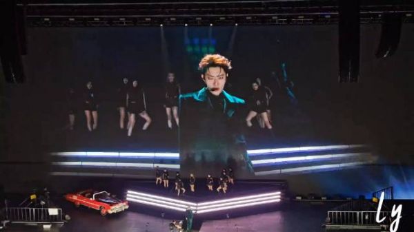 木子洋舞台现场一秒换衣 导播太懂大家想看什么了