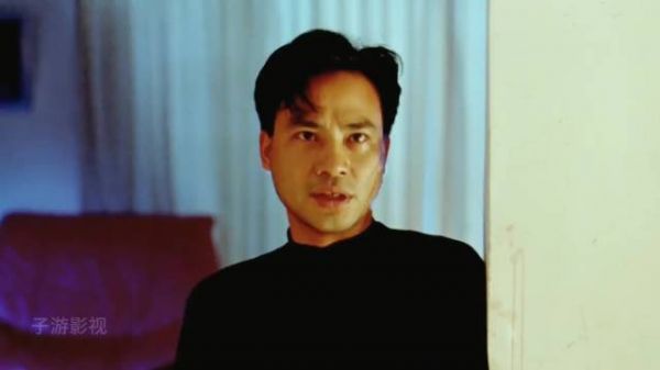 小红是一名美丽多金的外景主持人《挡住疯情》