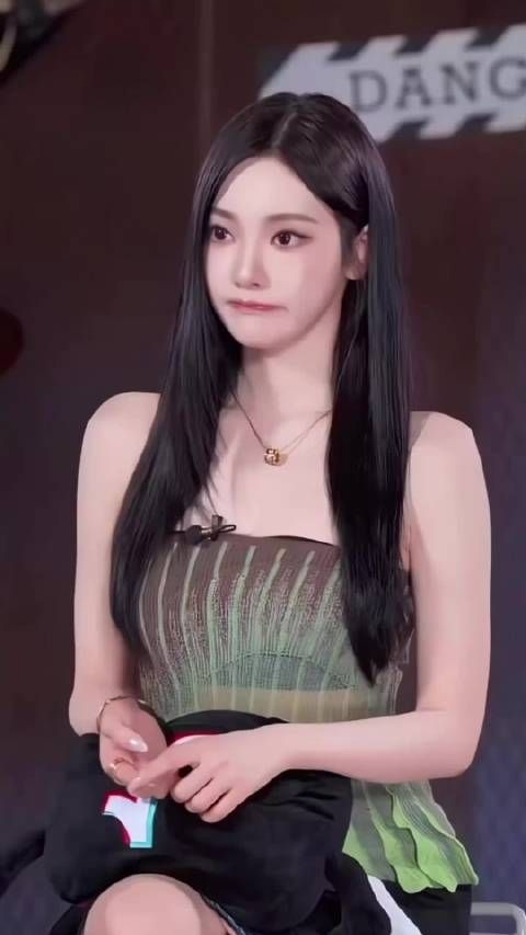 宁艺卓绝美啊，上看下看左看右看都太精致了