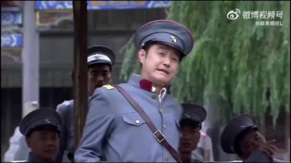 姨太和副官眉目传情,旅长没说话,假装枪走火毙了副官