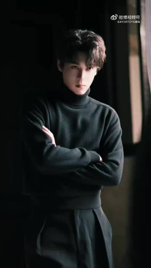 田栩宁AYORTOYS坏小孩广告拍摄花絮 黑色高领毛衣