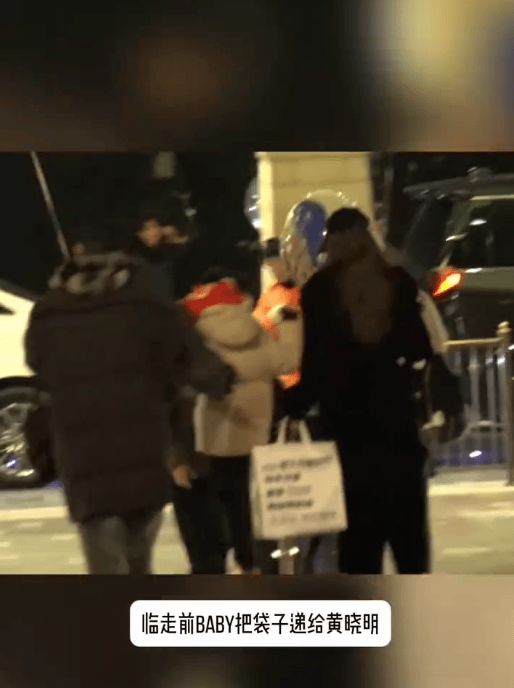 黄晓明、杨颖一行人游玩游玩迪士尼乐园。