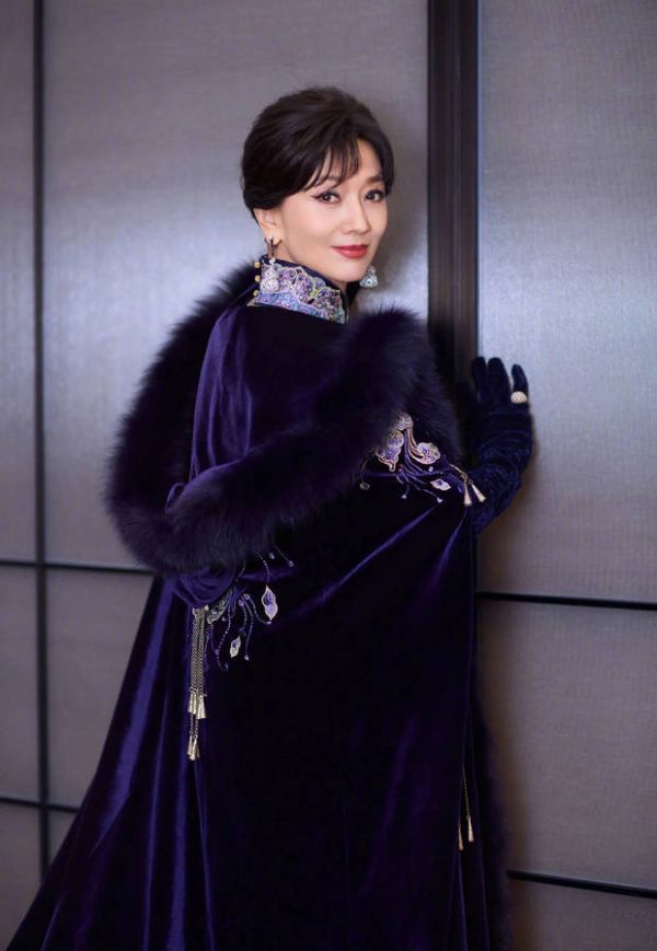 搜狐娱乐讯 25日,赵雅芝在社交平台上晒出一组美照,并配文称:“民族风鲜活又热烈……还暖和。”