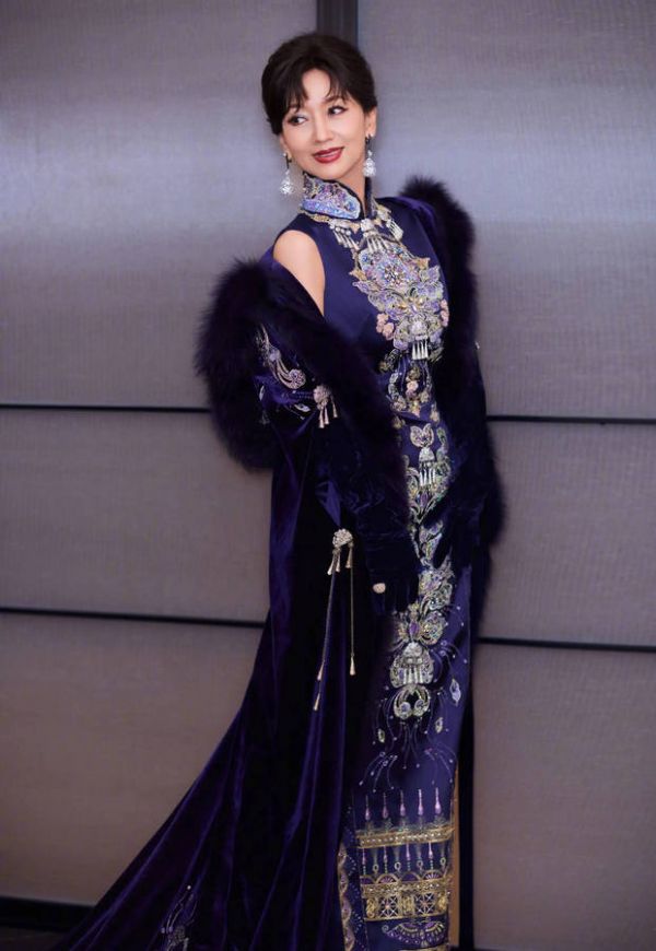 赵雅芝穿深紫色民族风旗袍好美!
