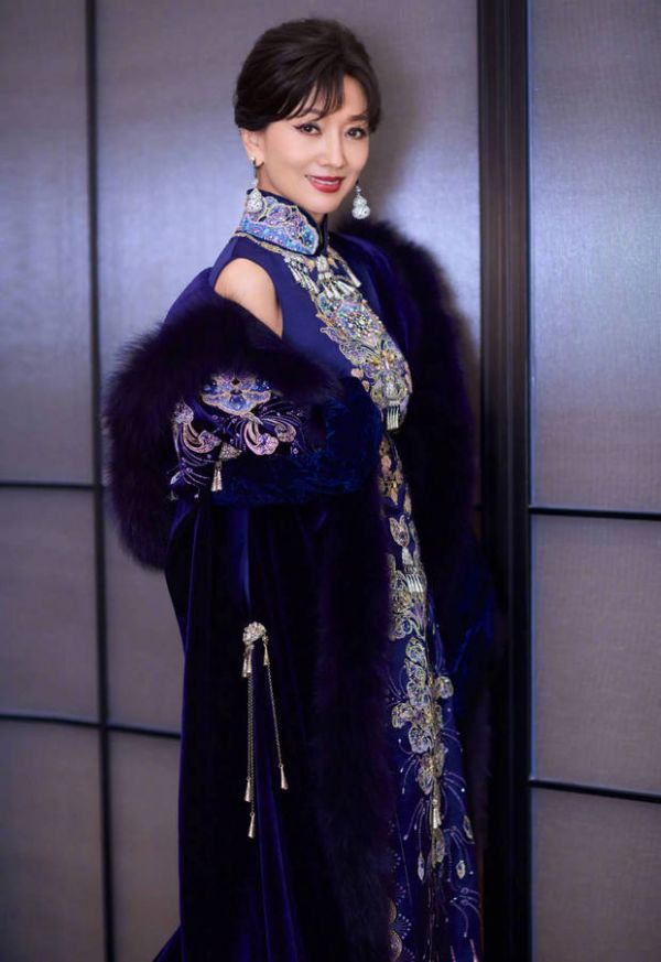 赵雅芝绽放温柔笑容,亲和力十足。