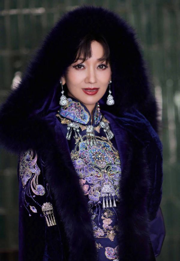 赵雅芝气质典雅端庄.