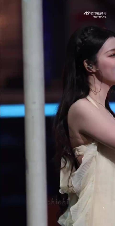 王楚然下一个天亮舞台直拍，穿这么少不冷啊