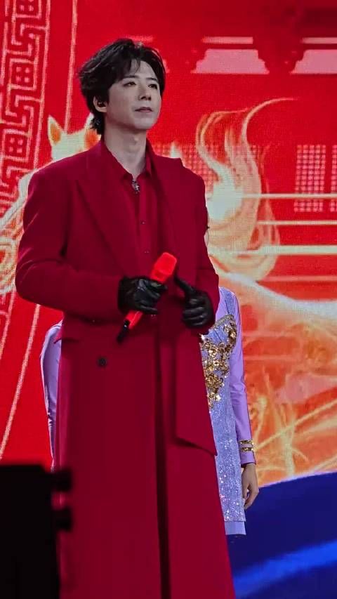 刘宇宁穿红色大衣献唱贺新年