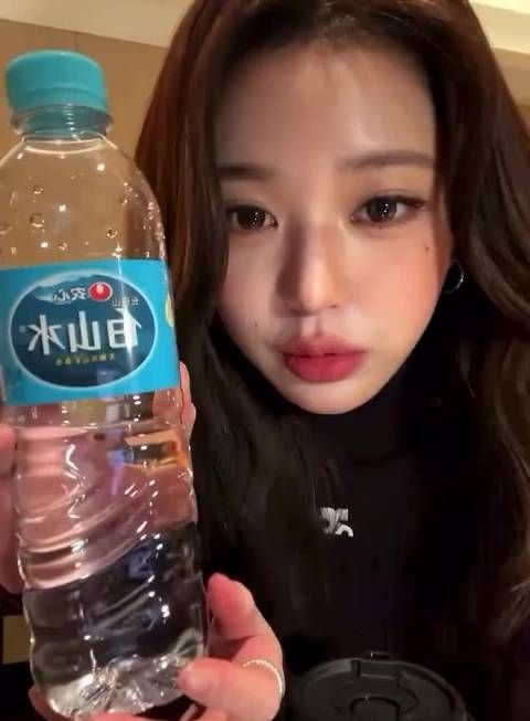 张元英用中文说“等一下”好可爱,登一虾