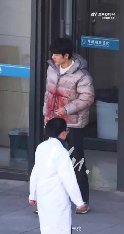 肖战小城良方血色羽绒服路透曝光