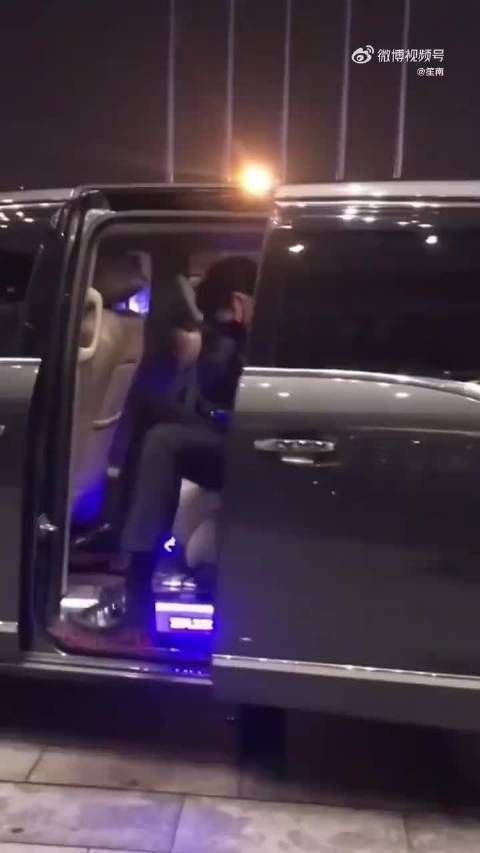 魏大勋腿精营业获赞,步态气场兼具清爽沉稳