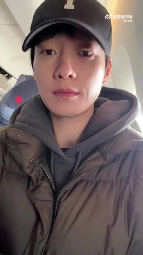 魏大勋出发巴黎时装周发视频报备，这和谈了有什么区别