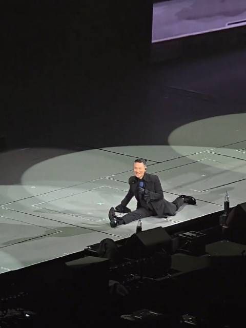 张学友红馆劈叉,60+老baby宝刀未老!