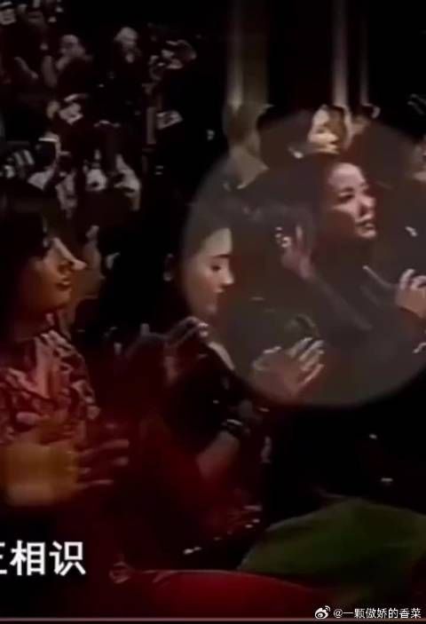 热恋中的锋菲一同参加颁奖礼,在座位上贴面热聊,张柏芝也在场