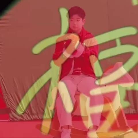 鲨骑马好可爱 坐着摇摇马戴着毛茸茸的手套最后还wink了一下