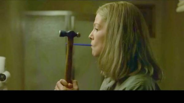 为了报复出轨的丈夫，妻子营造被家暴的假象，随后刷爆丈夫的信用卡