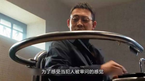 男人好奇坐在审讯椅子上,这把自己锁住了