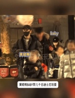 黄晓明杨颖带小海绵游玩迪士尼 氛围轻松愉悦