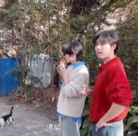 小猫失望的看着你们两个