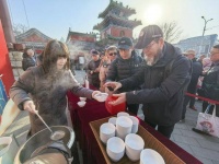 北京民俗博物馆熬粥赠市民