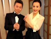 王宏伟娶小13岁钢琴家，结婚17年，他已显老态，妻子仍貌美如花