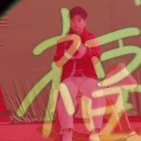 鲨骑马好可爱 坐着摇摇马戴着毛茸茸的手套最后还wink了一下