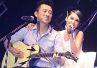 庾澄庆牵老婆看演唱会！张嘉欣脸上虽然皱纹多，却被夸比伊能静有气质