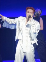 张艺兴孙红雷海口同框跳手势舞