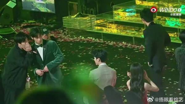 李昀锐被助理劝阻坐孟子义旁