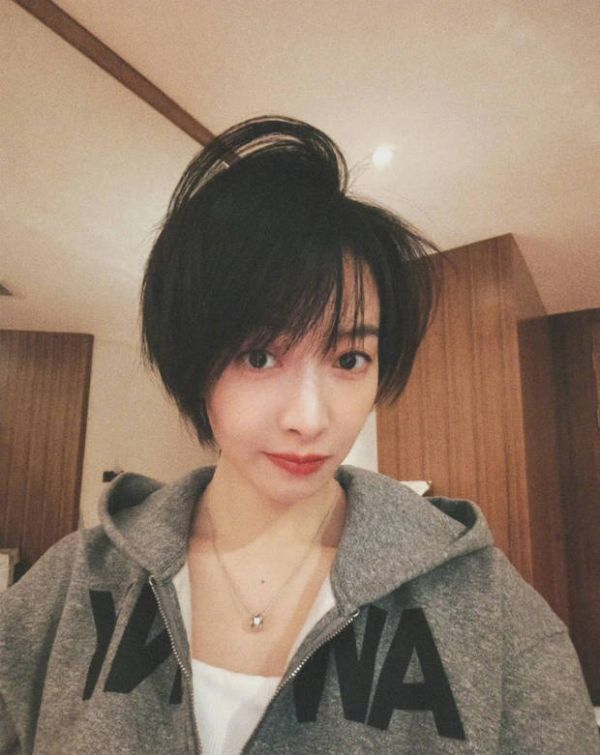 宋茜直视镜头，利落又温柔。