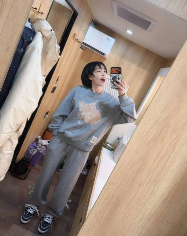 宋茜随性摆拍，元气拉满。